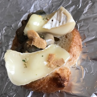 牡蠣のオイル漬けとカマンベールチーズのタルティーヌ
